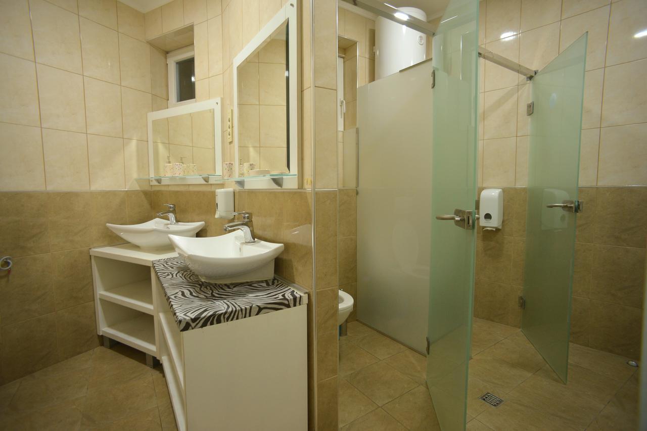 Stella Di Notte Hostel เบลเกรด ภายนอก รูปภาพ
