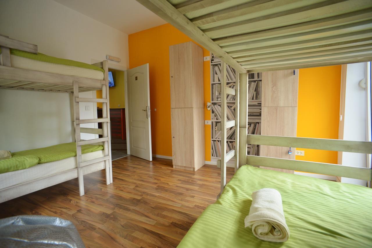 Stella Di Notte Hostel เบลเกรด ภายนอก รูปภาพ